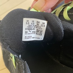 子供用スニーカーの画像