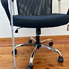 オレンジ×ブラック メッシュオフィスチェア（昇降・キャスター付き）の画像