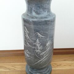 石製の大きな花瓶