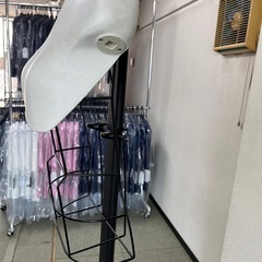 アパレルマネキン什器の画像
