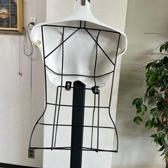 アパレルマネキン什器の画像