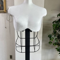 アパレルマネキン什器の画像