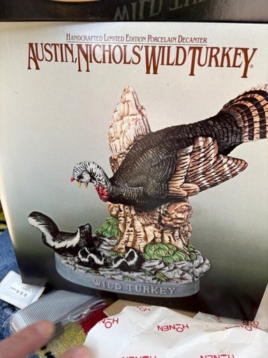 ワイルドターキーの限定版ポーセリンデキャンタ
