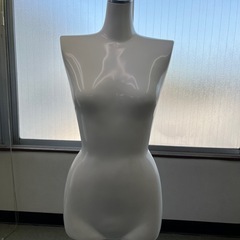 アパレルマネキン什器の画像