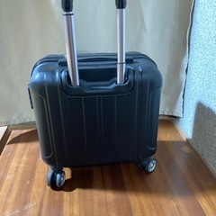 キャリーケース　黒の画像