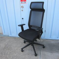 事務イス　ブラック　メッシュ　ヘッドレスト付き　肘あり　コイズミ...