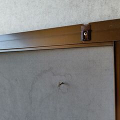 【中古】茶色の大きい網戸　1枚の画像