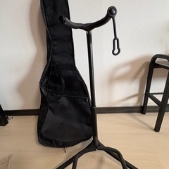 半値で‼️《 ✨美品✨新品・新古品😆🙌子供用ギター🎸＆　置き台とギターカバーまで付いてます🤗》の画像