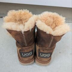 UGG ブラウン ブーツ ボタン付きの画像