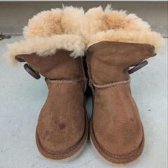 UGG ブラウン ブーツ ボタン付きの画像