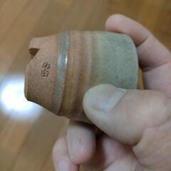 萩焼　鶴と松模様の陶器製お猪口2個セットの画像