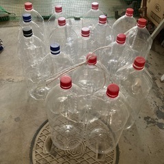 焼酎とウイスキーの空ボトルの画像