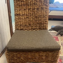 籐、パインの様な素材
しっかりとした椅子の画像