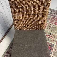 籐、パインの様な素材
しっかりとした椅子の画像