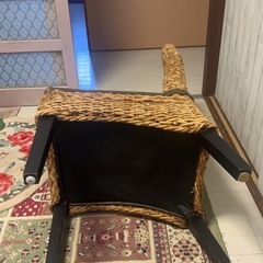 籐、パインの様な素材
しっかりとした椅子の画像