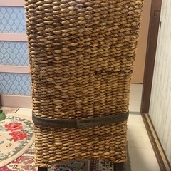 籐、パインの様な素材
しっかりとした椅子の画像