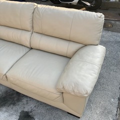 🉐🛋️本革ソファ　三人掛け　二人掛け　3人掛け　二人掛け　ソファー　ベージュ　家具【よこ200奥90座面高35】の画像