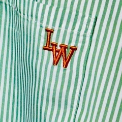 新品タグ付き kids100㎝ロゴ刺繍 緑のストライプ長袖シャツ　バックタグの画像