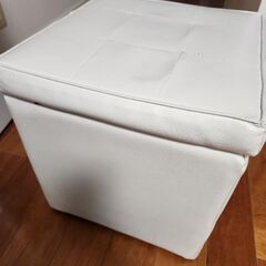 3つあります。収納できるスツールおまとめ。
