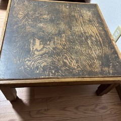 レトロなテーブルの画像