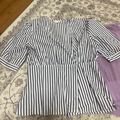 薄手カーディガンとシャツの画像