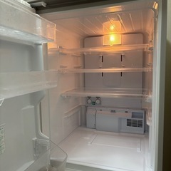 両開きタイプの冷蔵庫の画像