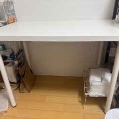 白のシンプルデスク