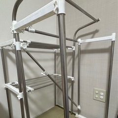 ベストコ　ステンレス伸縮式洗濯機ラックハンガー掛け付き