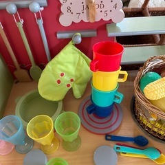 木製ビストロキッチン おままごとキッチン おもちゃ 赤 (幅56×奥行30×高さ80cm) 人気 おしゃれ 木製キッチントイザらス限定
の画像