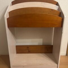 バイカラーの絵本棚