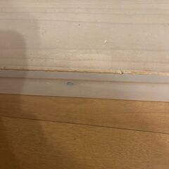 バイカラーの絵本棚の画像