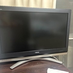 中古テレビ。テレビの長さは90cm、高さは60cmです