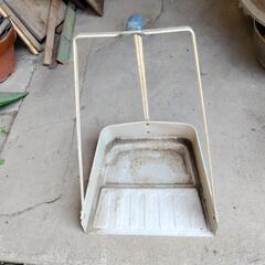 レトロ風チリトリ　高さ約47cm