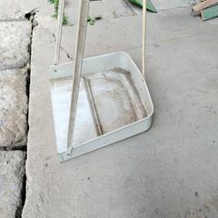 レトロ風チリトリ　高さ約47cmの画像