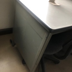 スチール机➕椅子
の画像