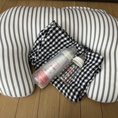哺乳瓶、授乳ストール、授乳クッションのセット