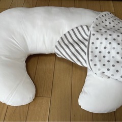 哺乳瓶、授乳ストール、授乳クッションのセットの画像