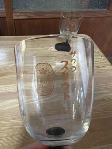 希少サクラスタウトのビールグラス