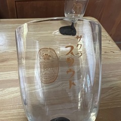 希少サクラスタウトのビールグラスの画像