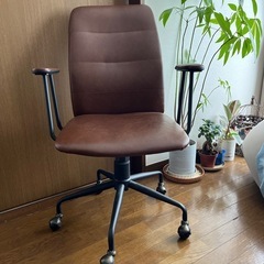 美品　レトロでおしゃれなデスクチェアー　合皮　茶色　椅子