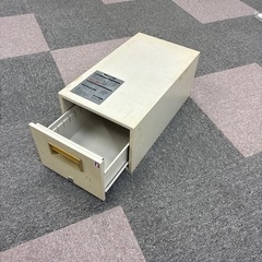 鍵付きスチールキャビネット差し上げます。
