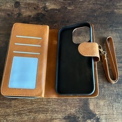 【新品未使用】スマホケース　iPhone13pro 用　カード入れ、チャック付収納、ストラップ付、ブラウンの画像