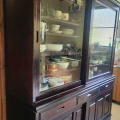 ワイドな収納の食器棚