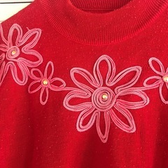 赤セーター長袖　花デザインの画像