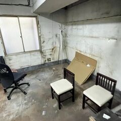 ほこり被ってると思われる応接セットなど