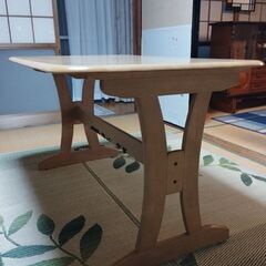 ダイニングの机　テーブル　しっかりした　美品