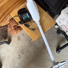 美品　マキタ クリーナー CL107FD 充電器