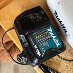 美品　マキタ クリーナー CL107FD 充電器の画像