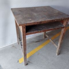 ※ぐらつきあり 古い学校の机 木製テーブル 飾り台 ヴィンテージ レトロ 古道具　/TJ-2459 1Fの画像