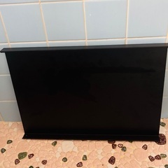 黒いテンションロッドと棚の画像